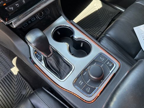 Used 2019 Jeep Grand Cherokee Overland AWD/4WD image 14