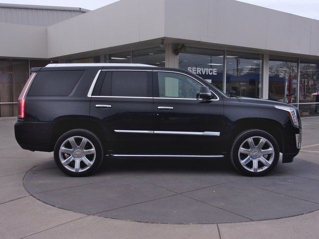 Used 2020 Cadillac Escalade Premium Luxury AWD/4WD image 18
