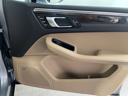 Certified 2025 Porsche Macan image 17