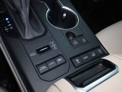 Used 2021 Toyota Highlander XLE AWD/4WD image 34