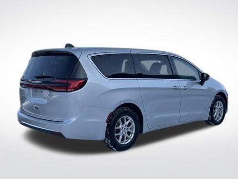 Certified 2024 Chrysler Pacifica Touring-L image 6