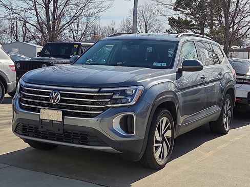 Used 2024 Volkswagen Atlas SE image 2