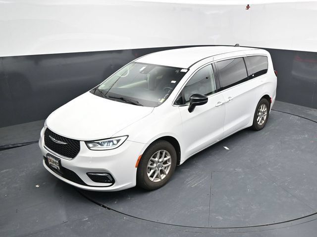 Used 2024 Chrysler Pacifica Touring-L FWD image 32