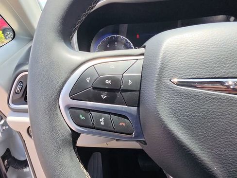Used 2023 Chrysler Pacifica Touring-L FWD image 21