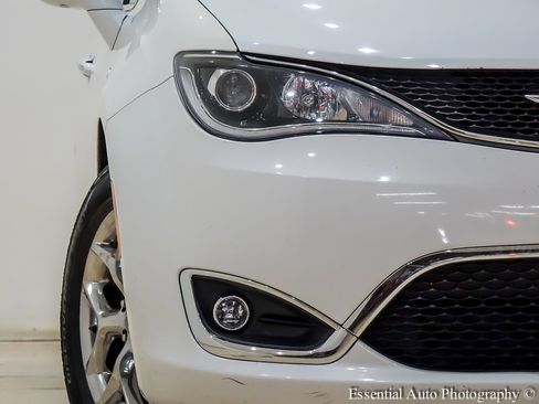 Used 2018 Chrysler Pacifica Limited image 6