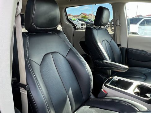 Certified 2024 Chrysler Pacifica Touring-L image 16