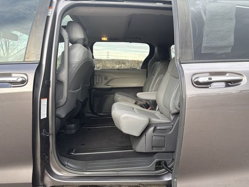 Used 2021 Toyota Sienna XLE image 19