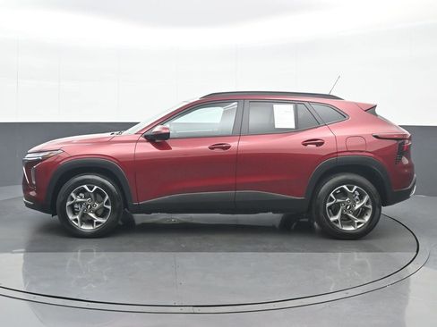 Used 2025 Chevrolet Trax LT w/ LT Convenience Package FWD image 3