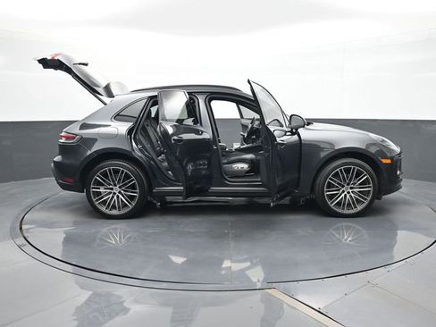 Certified 2025 Porsche Macan AWD/4WD image 34