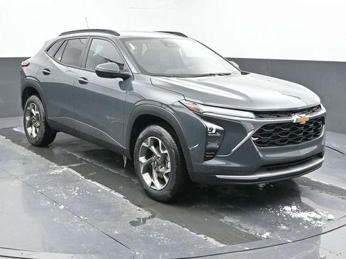 New 2026 Chevrolet Trax LT w/ Driver Confidence Package FWD image 2