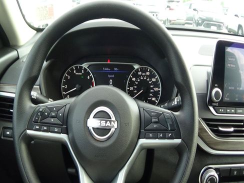 Used 2025 Nissan Altima 2.5 SV FWD image 20