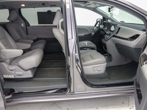 Used 2017 Toyota Sienna XLE AWD/4WD image 14