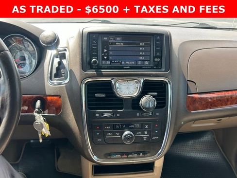 Used 2015 Chrysler Town & Country Touring image 23