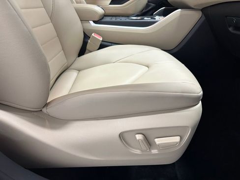 Used 2025 Toyota Highlander XLE image 65