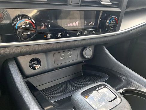 Used 2024 Nissan Rogue SV image 27