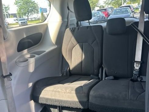 Used 2018 Chrysler Pacifica LX FWD image 8