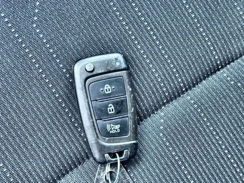 Used 2025 Hyundai Venue SE FWD image 28