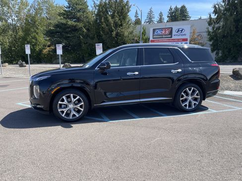 Certified 2022 Hyundai Palisade Limited w/ Winter Package AWD/4WD image 2