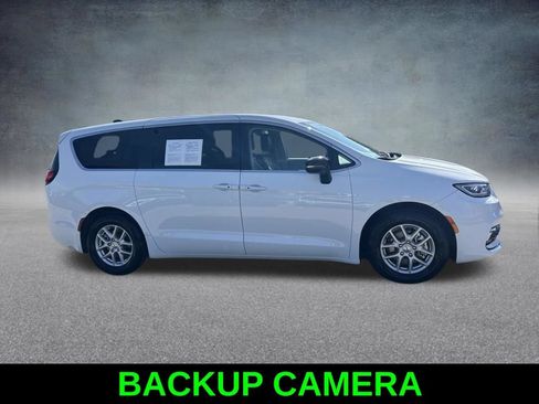 Certified 2024 Chrysler Pacifica Touring-L FWD image 4
