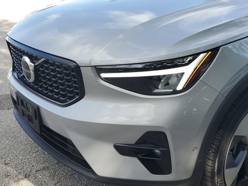 Used 2025 Volvo XC40 B5 Plus AWD/4WD image 12