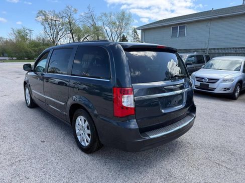 Used 2014 Chrysler Town & Country Touring image 5