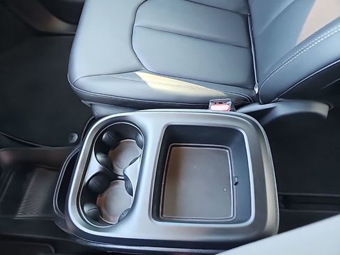 Used 2026 Chrysler Pacifica Select image 8