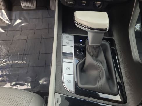 Used 2023 Hyundai Elantra Limited image 25