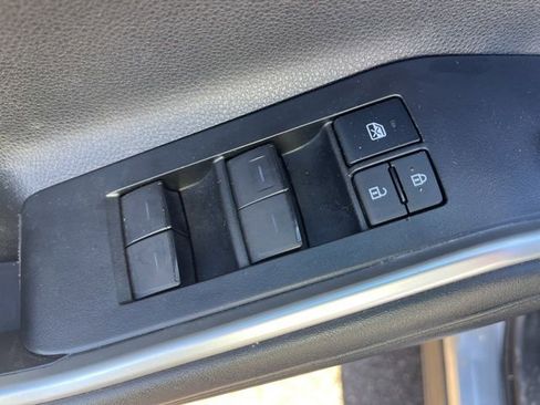 Used 2021 Toyota Highlander XLE image 12