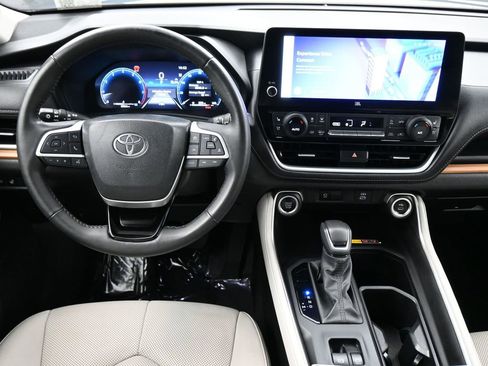 Used 2024 Toyota Grand Highlander Limited image 7