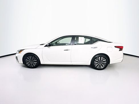 Used 2025 Nissan Altima 2.5 SV FWD image 4