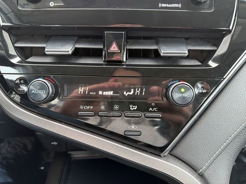 Used 2022 Toyota Camry SE image 19