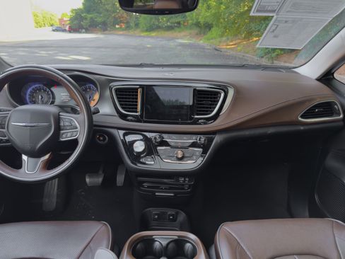 Used 2017 Chrysler Pacifica Limited FWD image 7