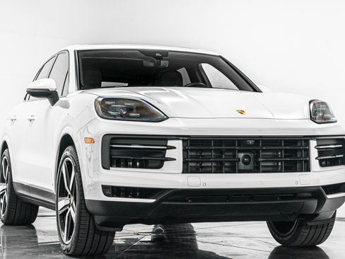 Used 2024 Porsche Cayenne AWD/4WD image 3