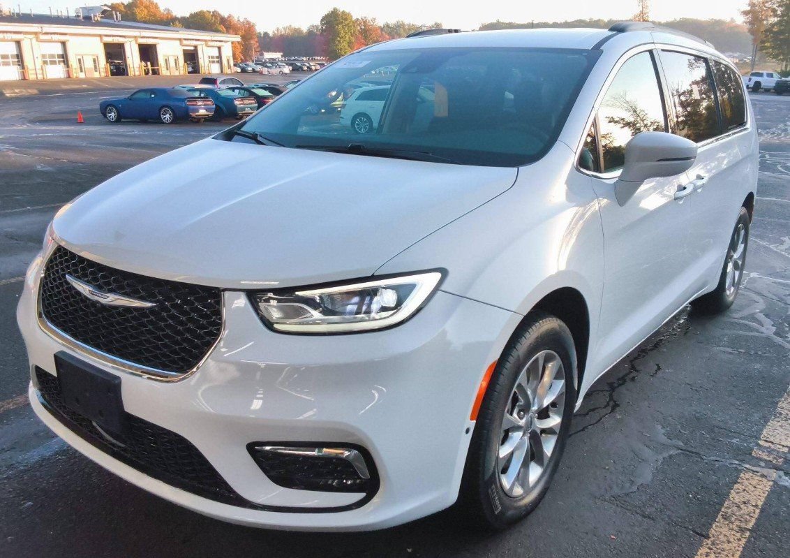 Used 2022 Chrysler Pacifica Touring-L AWD/4WD image 1
