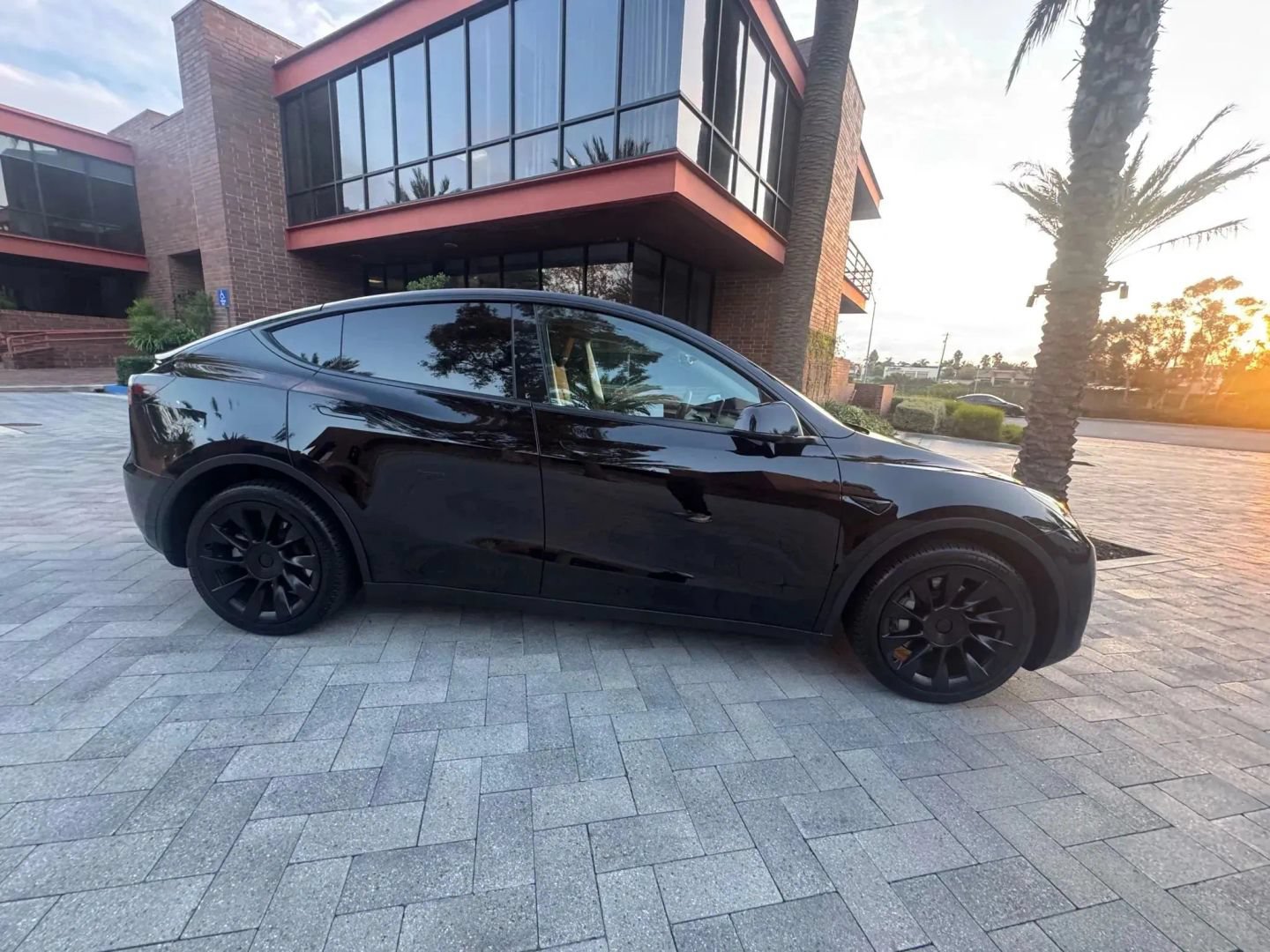 Used 2024 Tesla Model Y Long Range AWD/4WD image 4