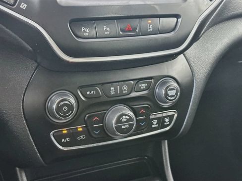 Used 2023 Jeep Cherokee Altitude Lux AWD/4WD image 18