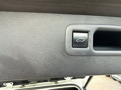 Used 2021 Toyota Highlander XLE image 30