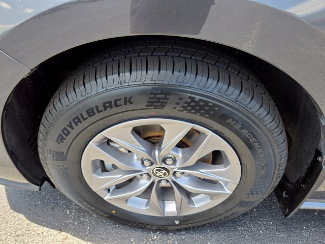 Used 2025 Toyota Sienna XLE FWD image 26