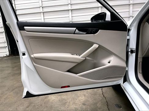 Used 2021 Volkswagen Passat 2.0T SE w/ Luggage Net & Mats Package image 19