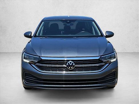 Used 2024 Volkswagen Jetta SE FWD image 2