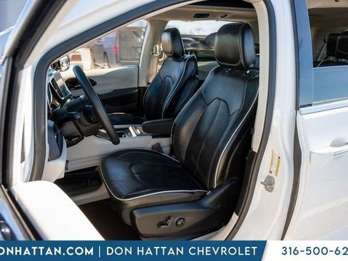 Used 2023 Chrysler Pacifica Limited image 4