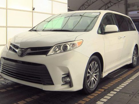 Used 2020 Toyota Sienna XLE image 1