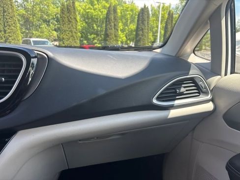 Used 2023 Chrysler Pacifica Touring-L FWD image 19