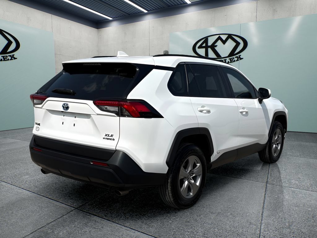 Used 2022 Toyota RAV4 XLE AWD/4WD image 3