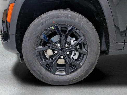 New 2025 Jeep Grand Cherokee Altitude image 33