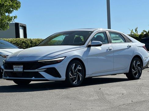 Used 2025 Hyundai Elantra SEL FWD image 7