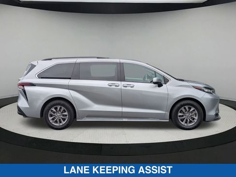 Used 2023 Toyota Sienna XLE image 2