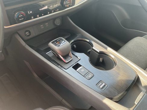 Used 2025 Nissan Rogue SV FWD image 23