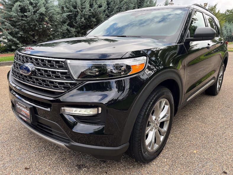 Used 2020 Ford Explorer XLT w/ Equipment Group 202A AWD/4WD image 28