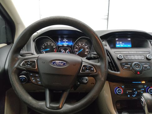 Used 2018 Ford Focus SE w/ SE Appearance Package FWD image 22
